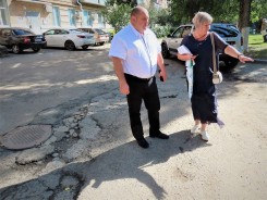 Депутатские средства – на ремонт дороги: в округе №4 уложили новый асфальт на самом проблемном участке проезда